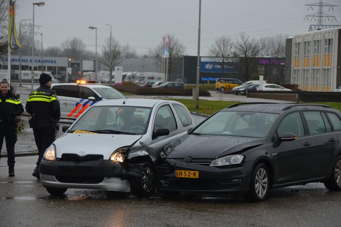 Twee auto's botsen op kruising