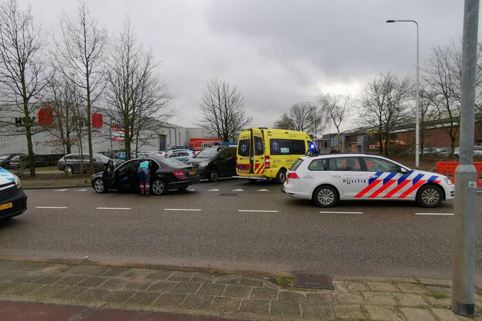 Twee voertuigen botsen op t-splitsing