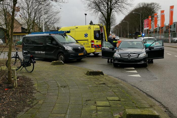 Twee voertuigen botsen op t-splitsing