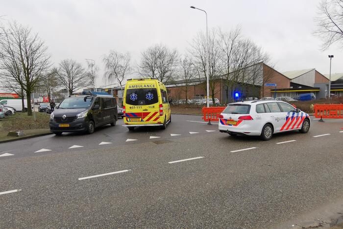 Twee voertuigen botsen op t-splitsing