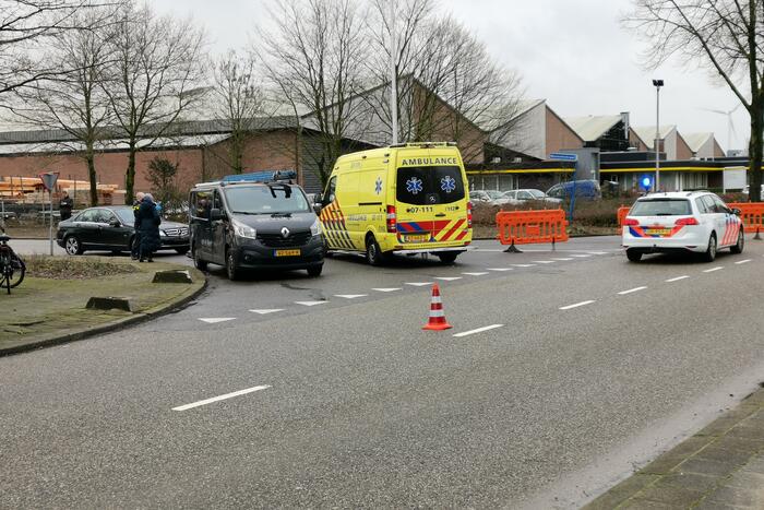 Twee voertuigen botsen op t-splitsing