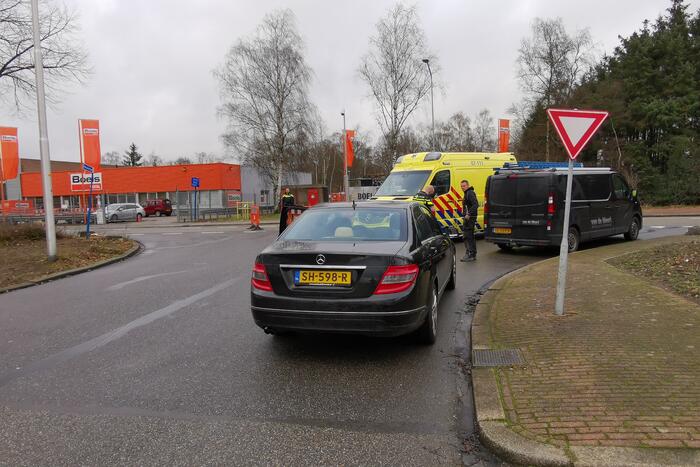 Twee voertuigen botsen op t-splitsing
