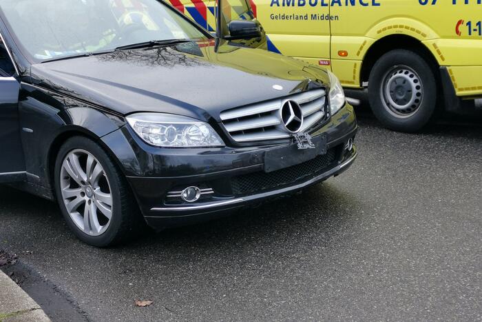 Twee voertuigen botsen op t-splitsing