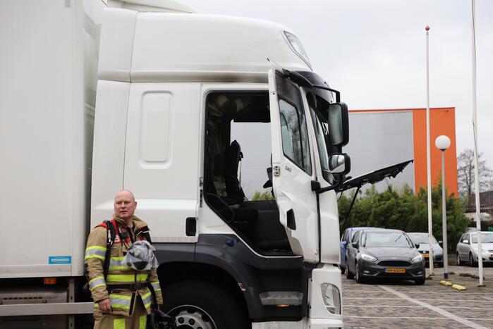 Brand in cabine van vrachtwagen