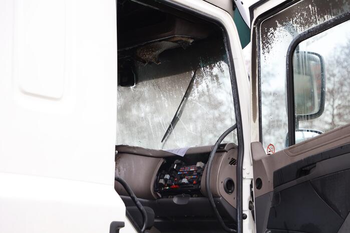 Brand in cabine van vrachtwagen