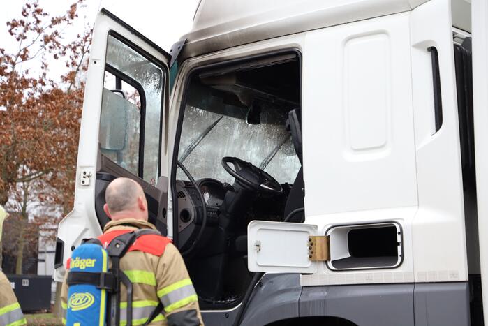 Brand in cabine van vrachtwagen