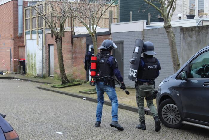 Man door arrestatieteam uit woning gehaald