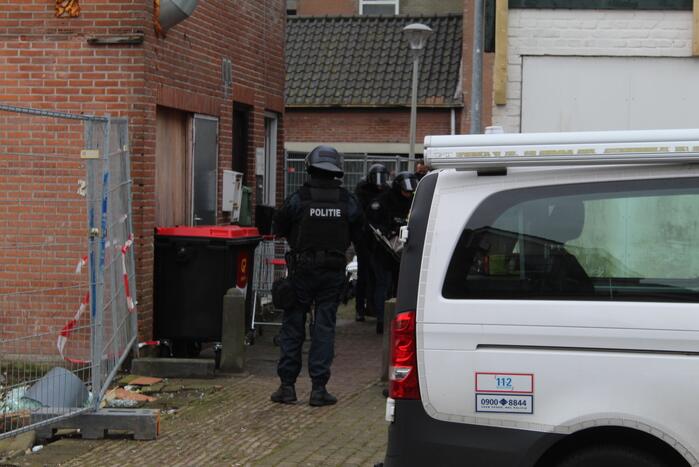 Man door arrestatieteam uit woning gehaald