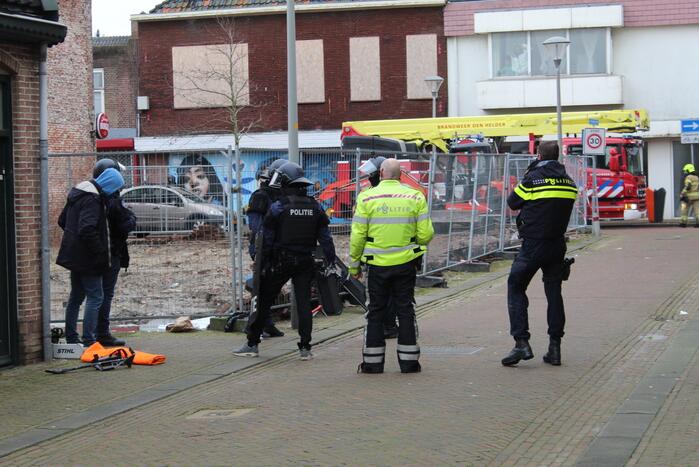 Man door arrestatieteam uit woning gehaald