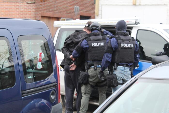 Man door arrestatieteam uit woning gehaald