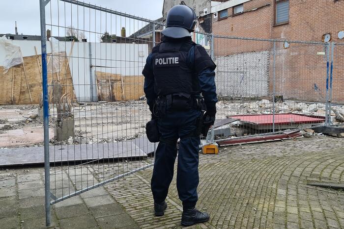 Man door arrestatieteam uit woning gehaald