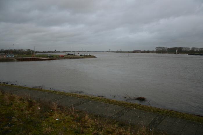 Water van De Waal staat flink hoog