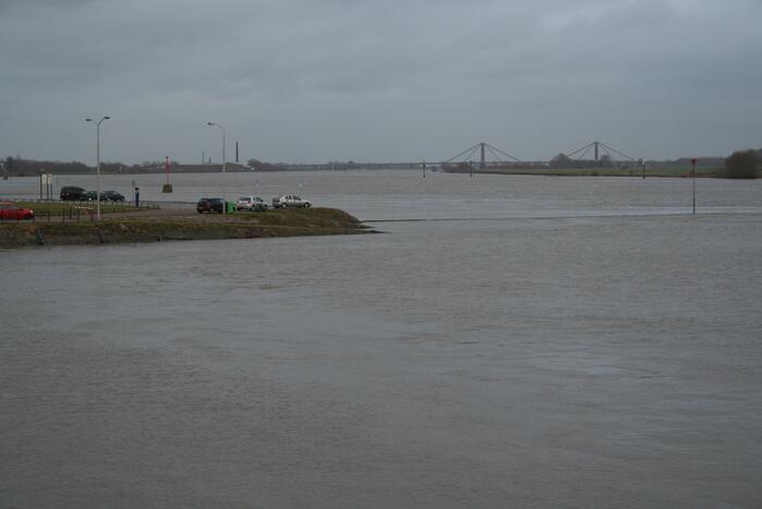 Water van De Waal staat flink hoog
