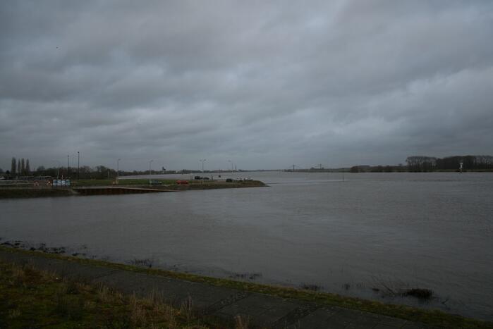 Water van De Waal staat flink hoog