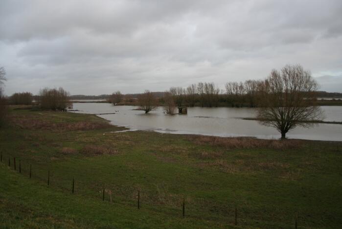Water van De Waal staat flink hoog