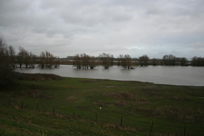Water van De Waal staat flink hoog