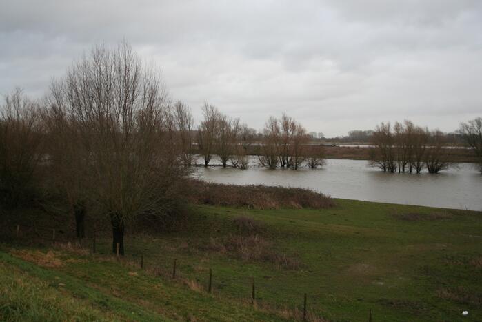 Water van De Waal staat flink hoog