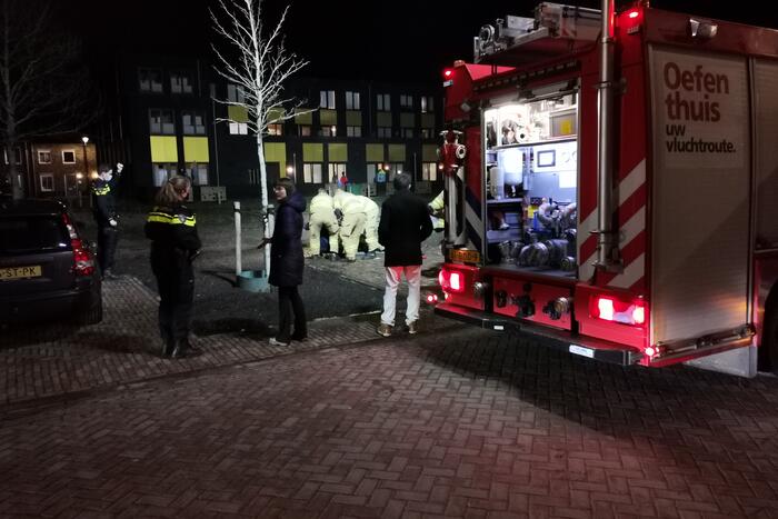 Vrouw zakt weg in drijfzand