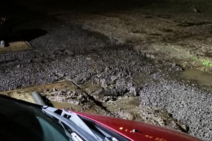 Vrouw zakt weg in drijfzand