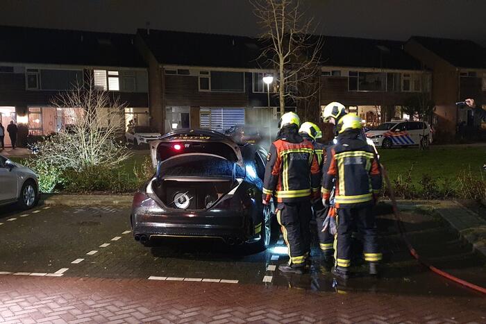Binnenkant van auto in brand