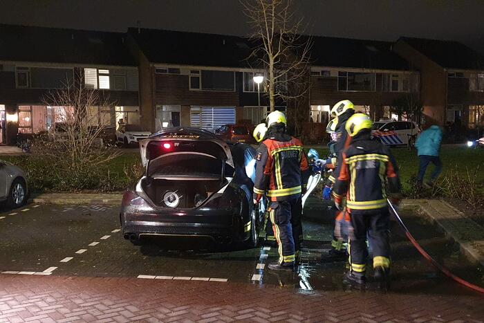 Binnenkant van auto in brand
