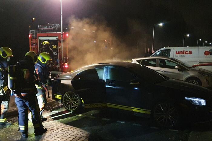 Binnenkant van auto in brand