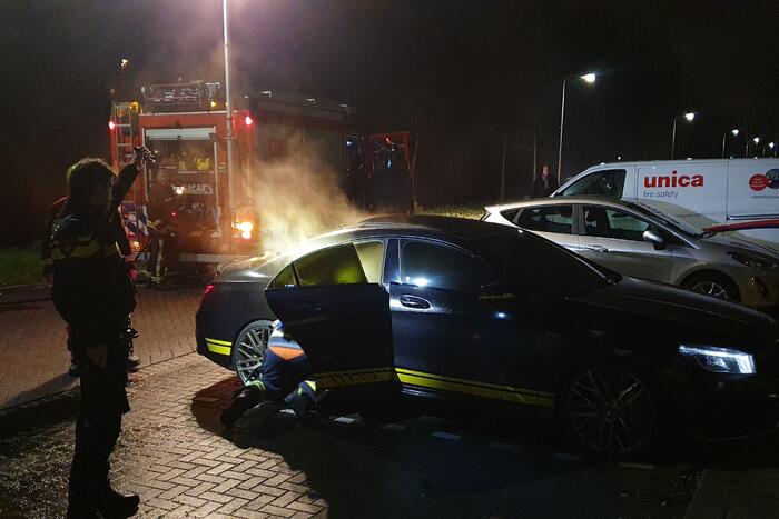 Binnenkant van auto in brand