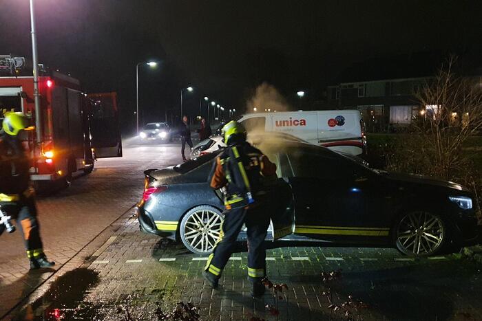 Binnenkant van auto in brand