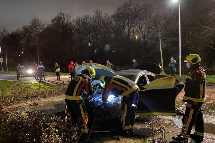 Binnenkant van auto in brand