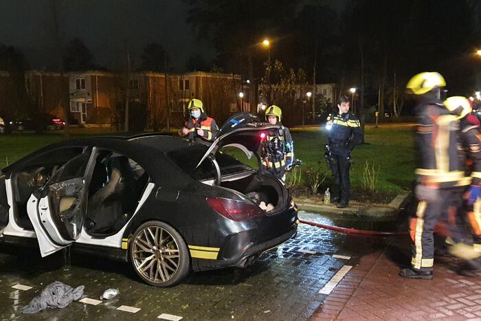 Binnenkant van auto in brand