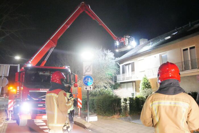 Brandend voorwerp op dak van woning