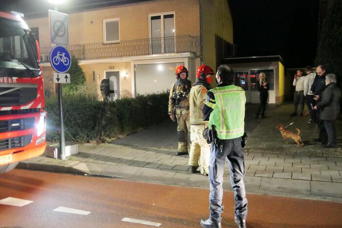 Brandend voorwerp op dak van woning