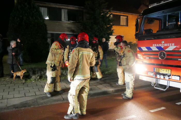 Brandend voorwerp op dak van woning