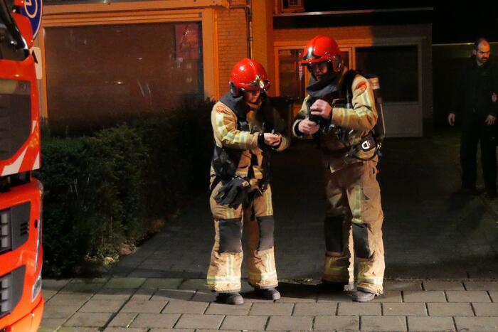 Brandend voorwerp op dak van woning