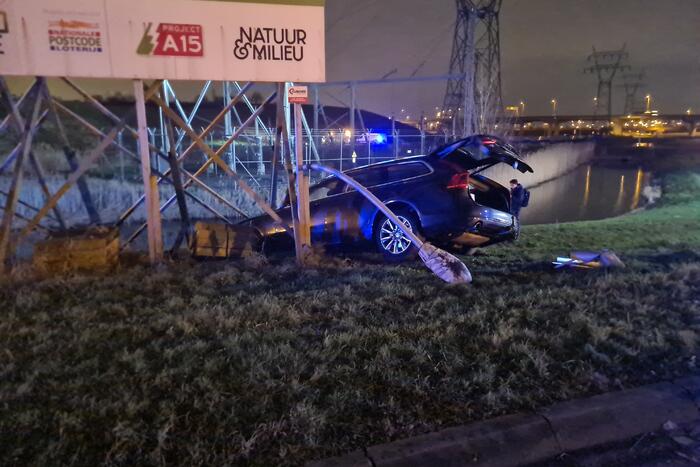 Automobilist rijdt tegen reclamebord