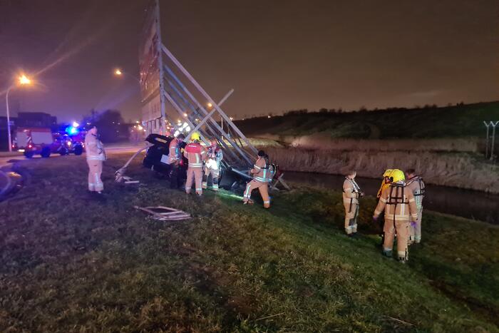 Automobilist rijdt tegen reclamebord