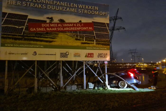 Automobilist rijdt tegen reclamebord