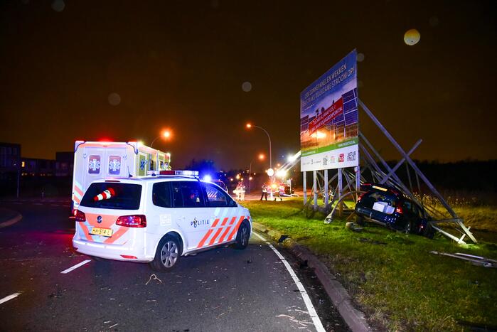 Automobilist rijdt tegen reclamebord