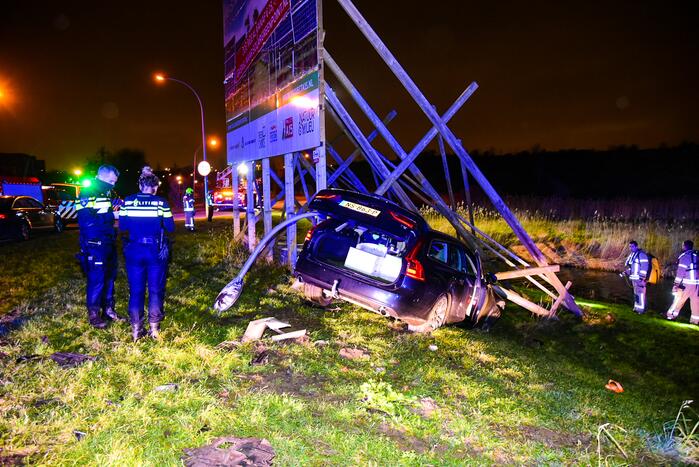 Automobilist rijdt tegen reclamebord