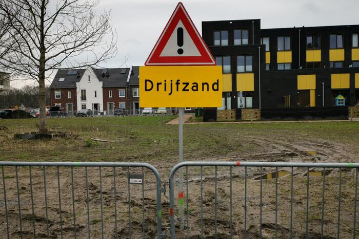 Borden en hekken waarschuwen voor drijfzand