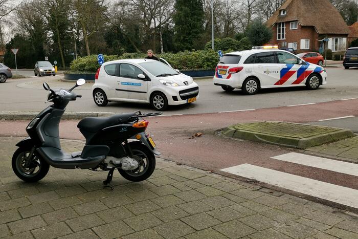 Scooterrijder gewond bij botsing met auto