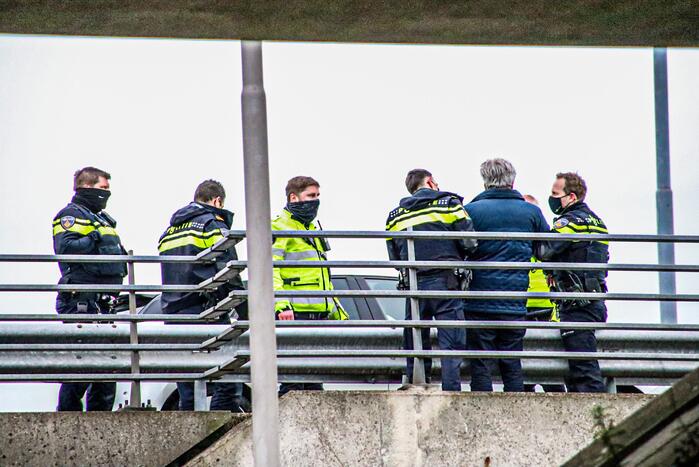 Automobilist met verward gedrag van snelweg gehaald