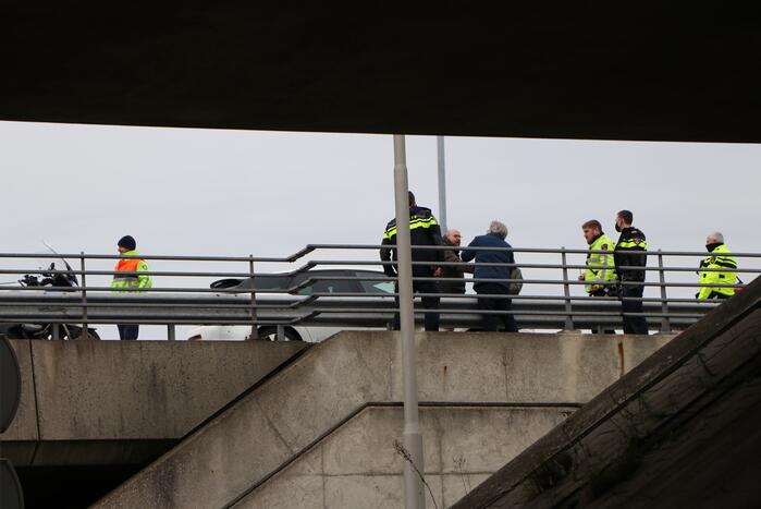 Automobilist met verward gedrag van snelweg gehaald