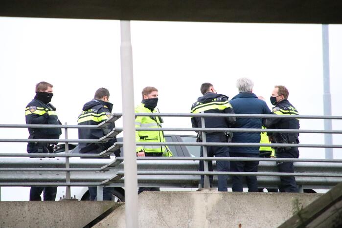 Automobilist met verward gedrag van snelweg gehaald