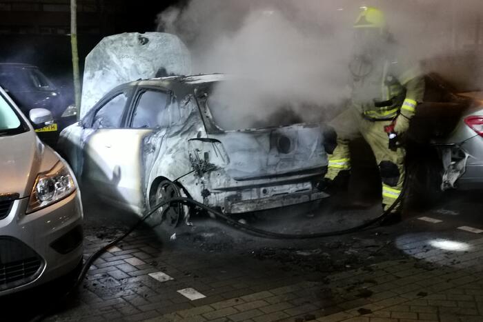 Twee auto's uitgebrand en derde beschadigd
