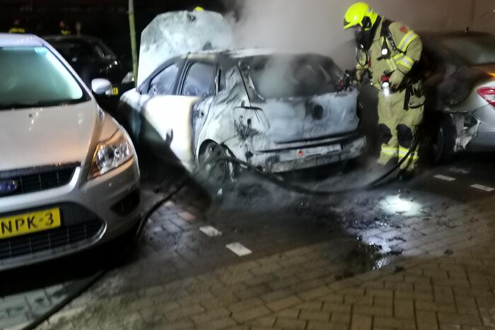 Twee auto's uitgebrand en derde beschadigd