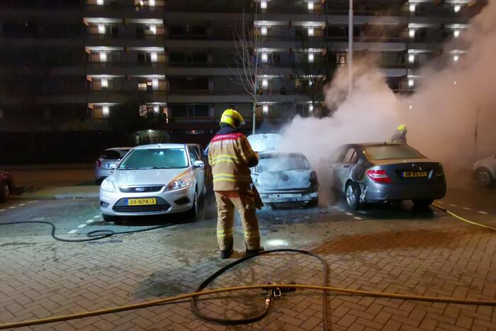 Twee auto's uitgebrand en derde beschadigd