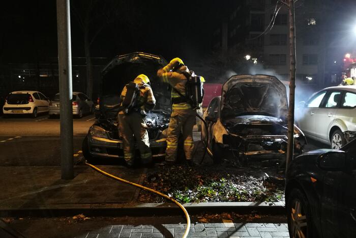 Twee auto's uitgebrand en derde beschadigd