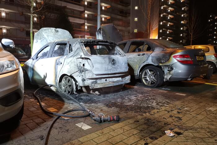 Twee auto's uitgebrand en derde beschadigd