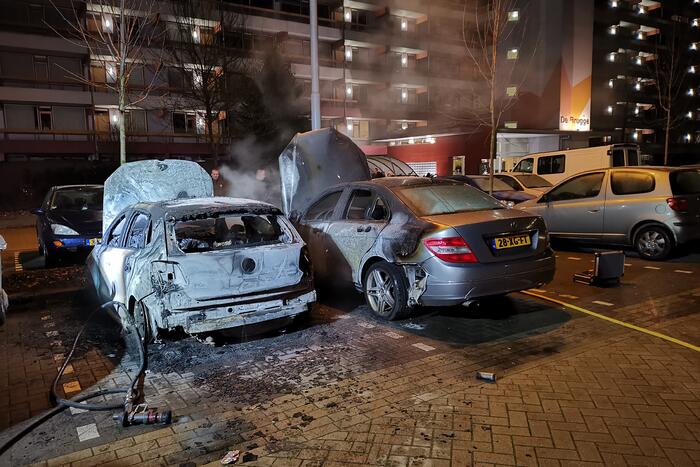 Twee auto's uitgebrand en derde beschadigd